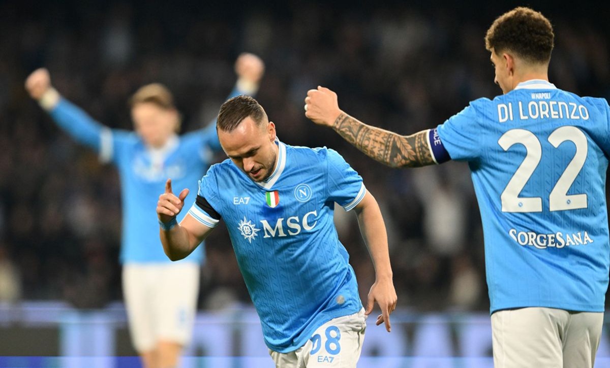 Giocatori del Napoli in maglia azzurra esultano dopo un gol durante una partita di Serie A allo Stadio Diego Armando Maradona.