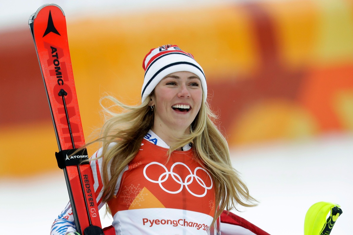 Mikaela Shiffrin sorride durante i Giochi Olimpici Invernali di PyeongChang con sci Atomic e pettorale olimpico