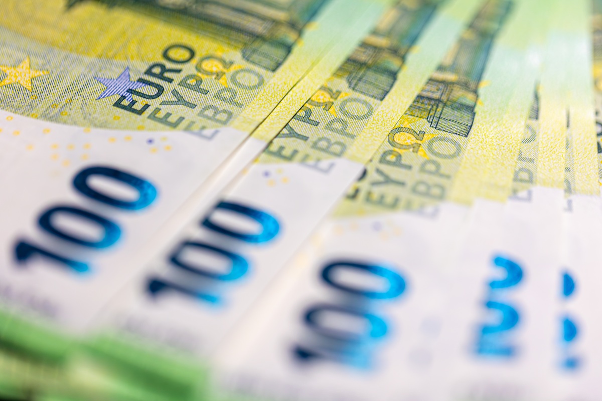 Banconote da 100 euro in primo piano, simbolo di investimento in BTP Valore e titoli di Stato italiani