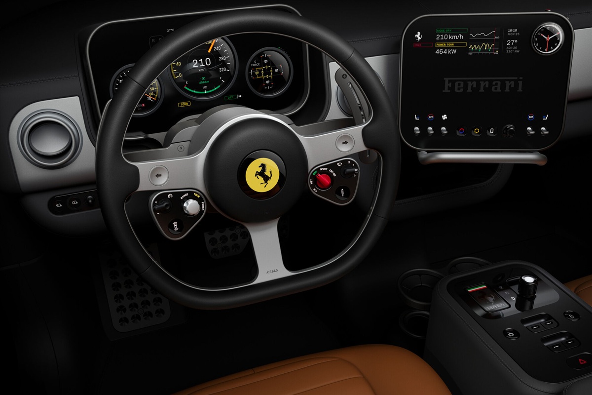 Interni di una Ferrari con volante sportivo multifunzione, cruscotto digitale ad alta risoluzione e display centrale touchscreen in un ambiente di lusso moderno.