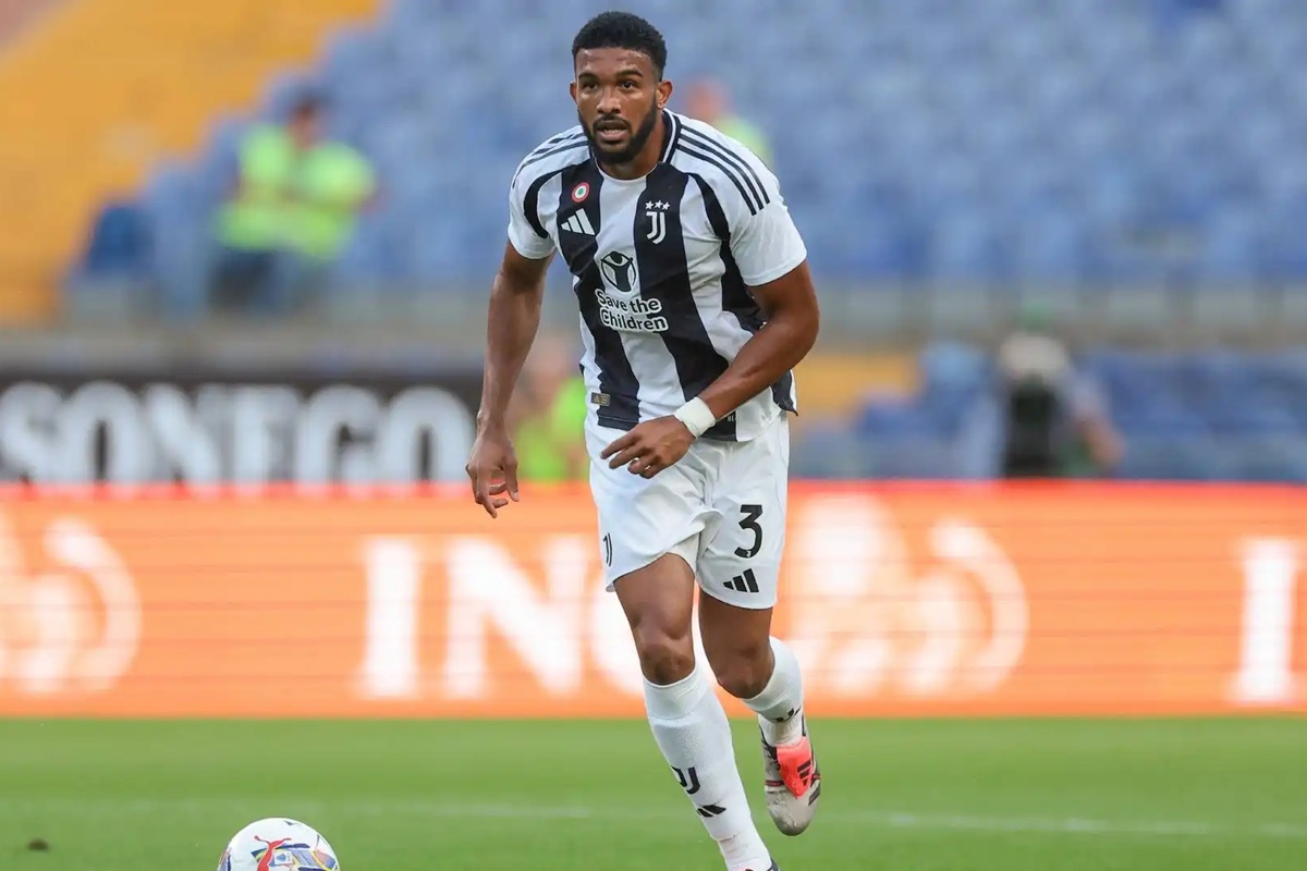 Gleison Bremer in azione con la maglia della Juventus durante una partita di calcio in uno stadio italiano