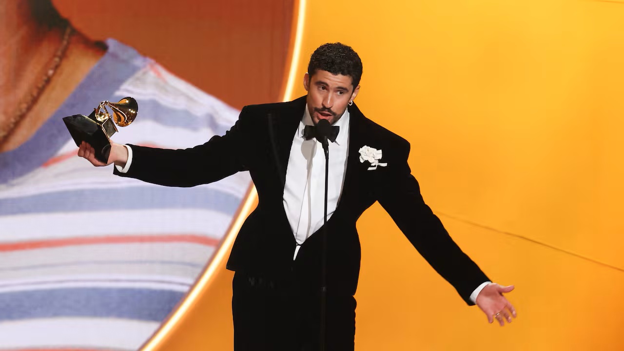 Bad Bunny sul palco dei Grammy Awards 2026 mentre tiene in mano il premio Album dell’Anno durante il discorso di ringraziamento