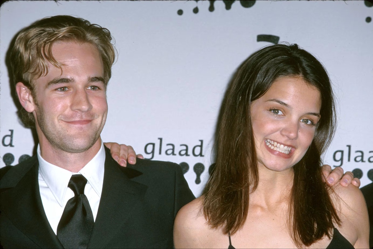 James Van Der Beek e Katie Holmes sorridono insieme sul red carpet dei GLAAD Media Awards, indossando abiti eleganti da sera.