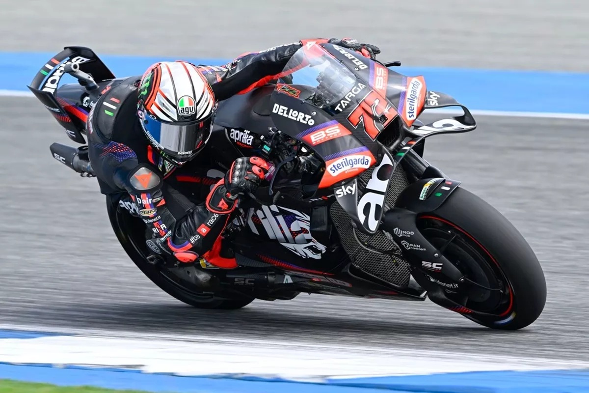 Marco Bezzecchi in piega su moto Aprilia MotoGP durante una gara su circuito asfaltato