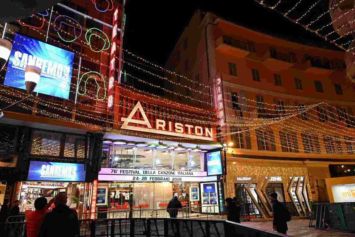 Teatro Ariston illuminato di notte durante il Festival di Sanremo 2026 con luci decorative e insegna ufficiale in evidenza