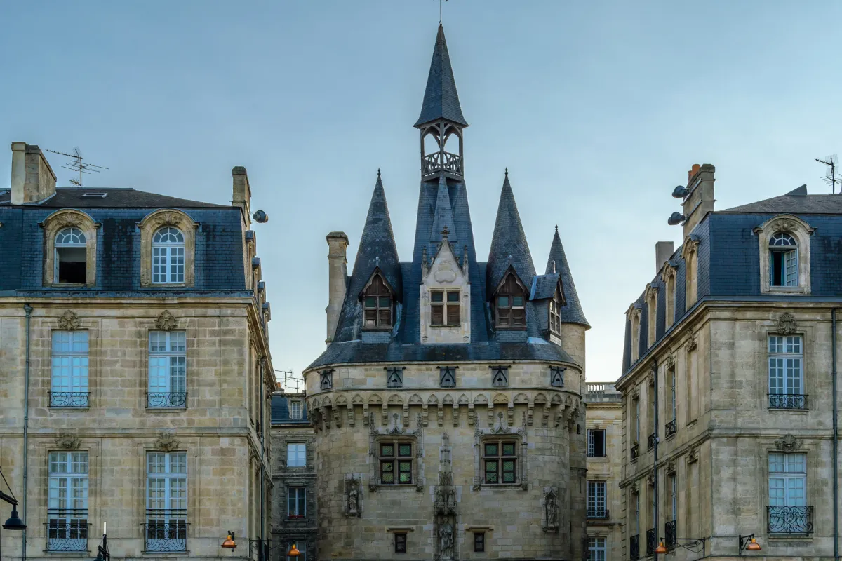 Edificio storico con torri e architettura classica nel centro di Bordeaux.