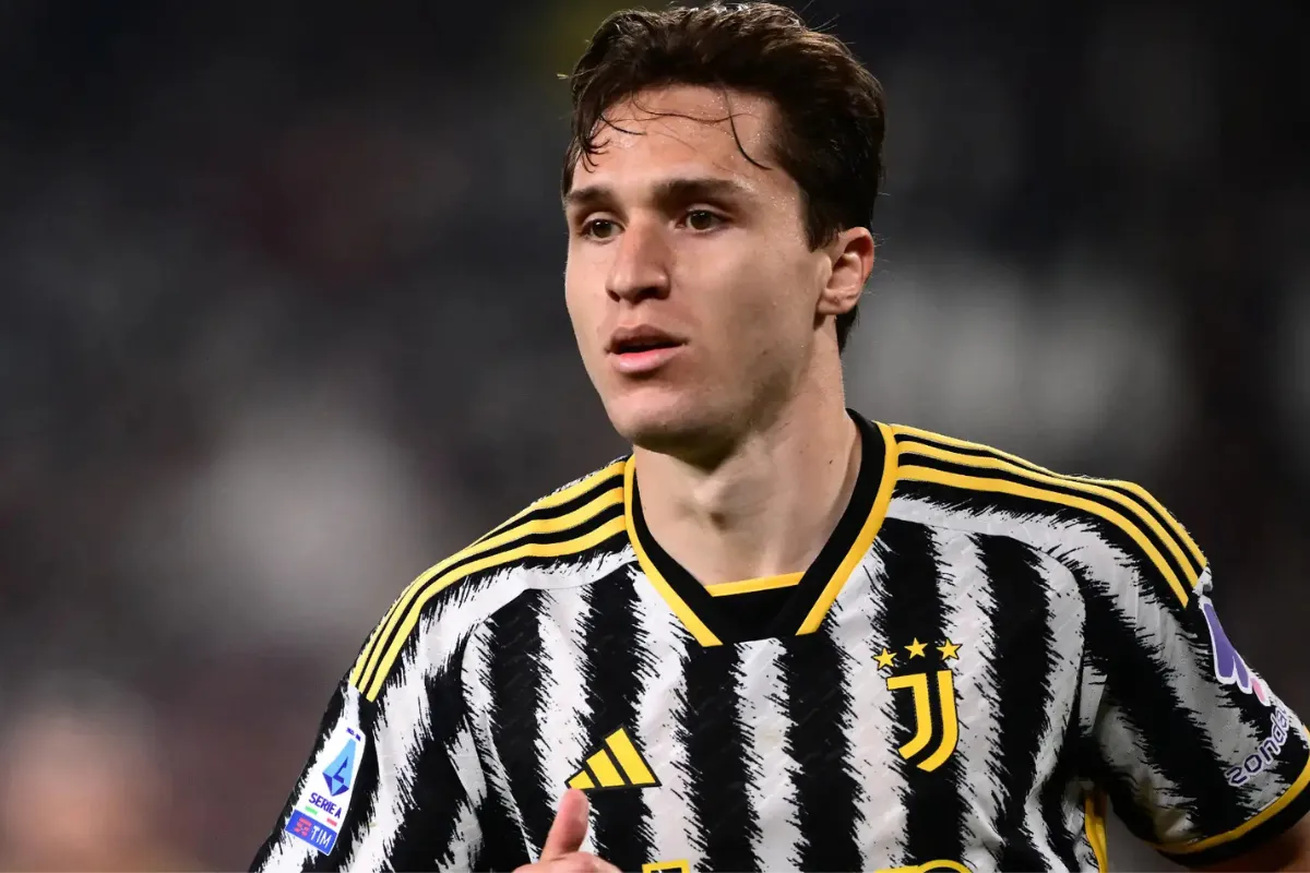Federico Chiesa indossa la maglia della Juventus durante una partita di calcio sul campo.