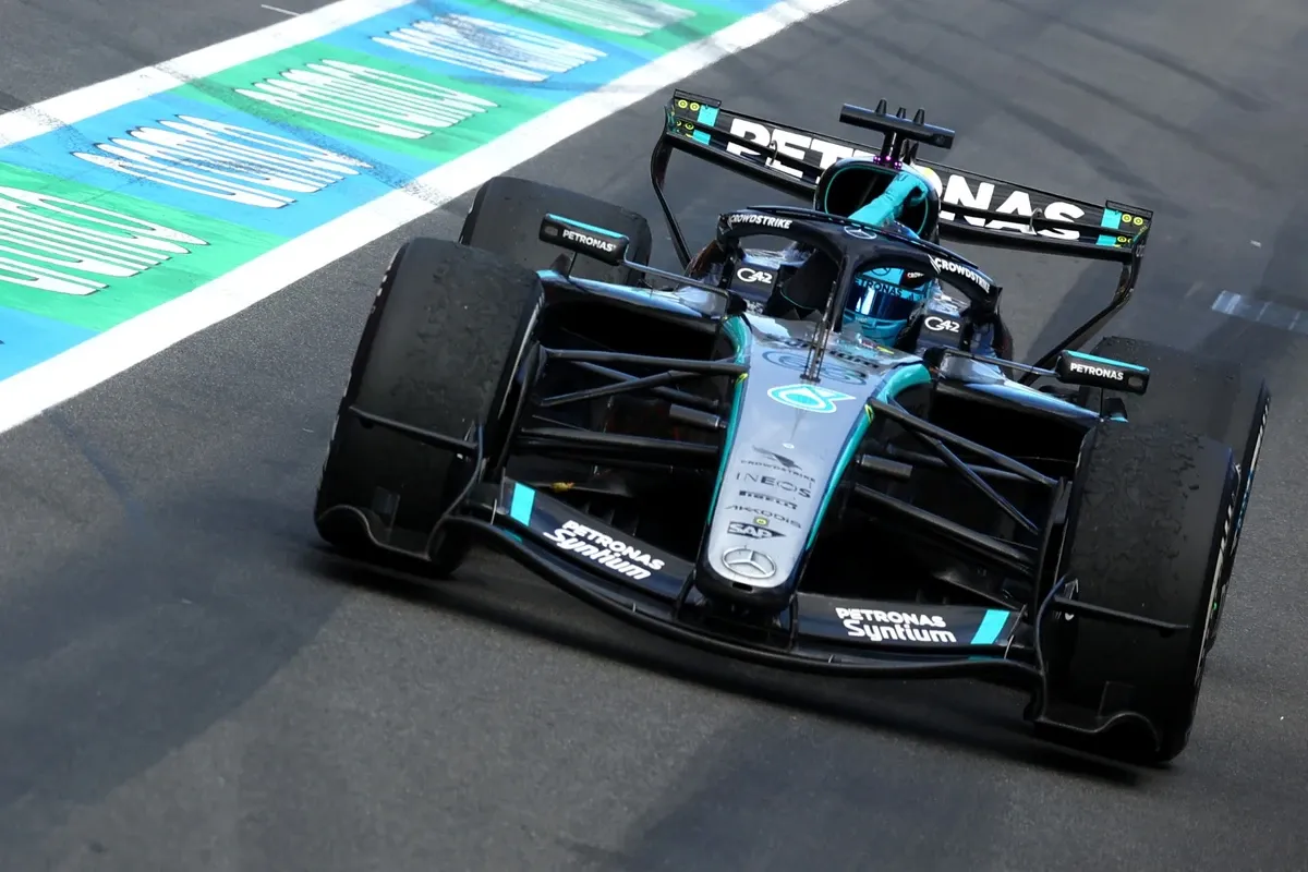 Monoposto Mercedes AMG Petronas di Formula 1 in azione su un circuito durante una gara
