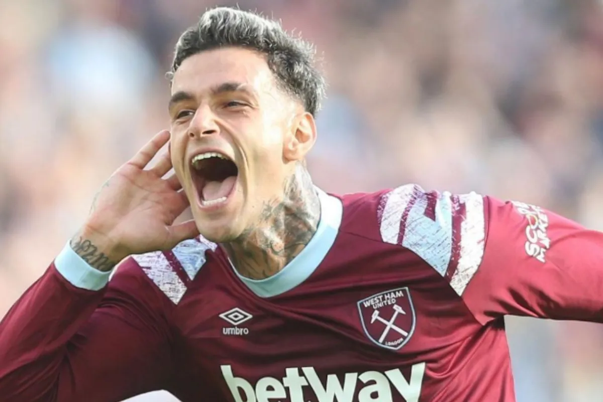Gianluca Scamacca esulta per un gol indossando la maglia del West Ham United durante una partita di calcio.