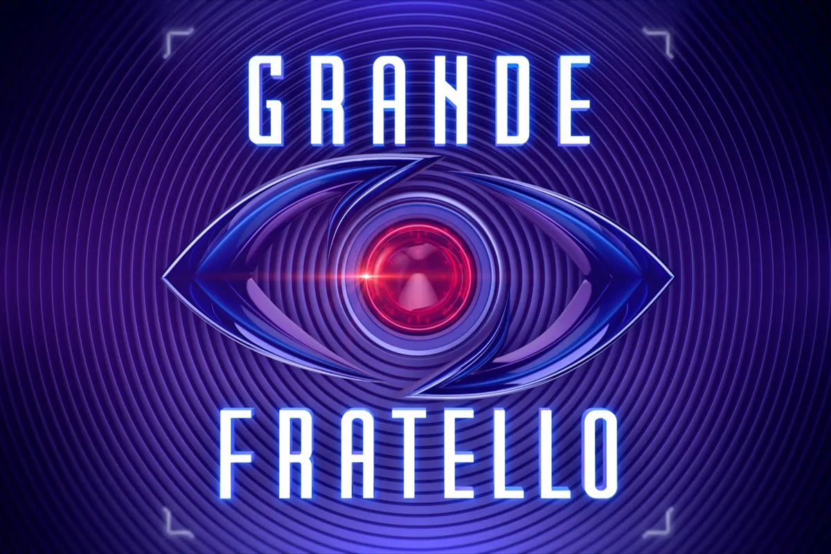 Logo Grande Fratello con occhio stilizzato e lente rossa su sfondo blu con cerchi concentrici