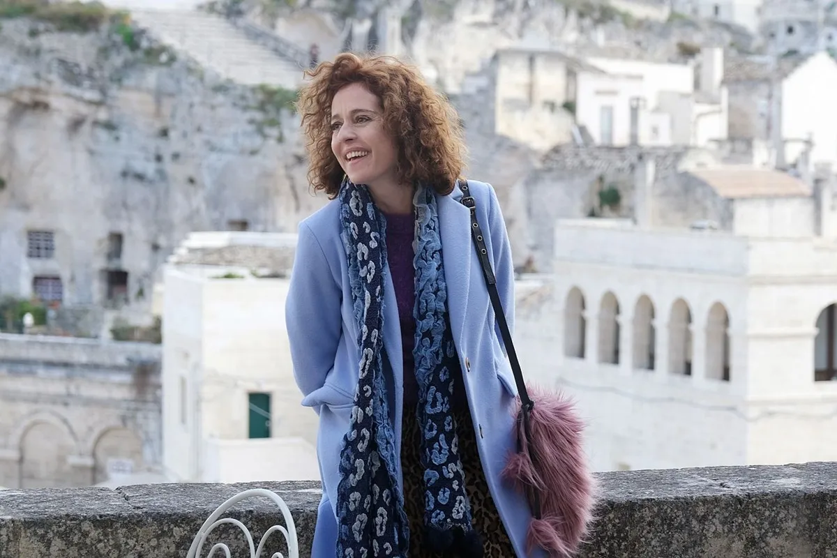 Imma Tataranni sorridente tra i Sassi di Matera durante una scena della serie televisiva italiana