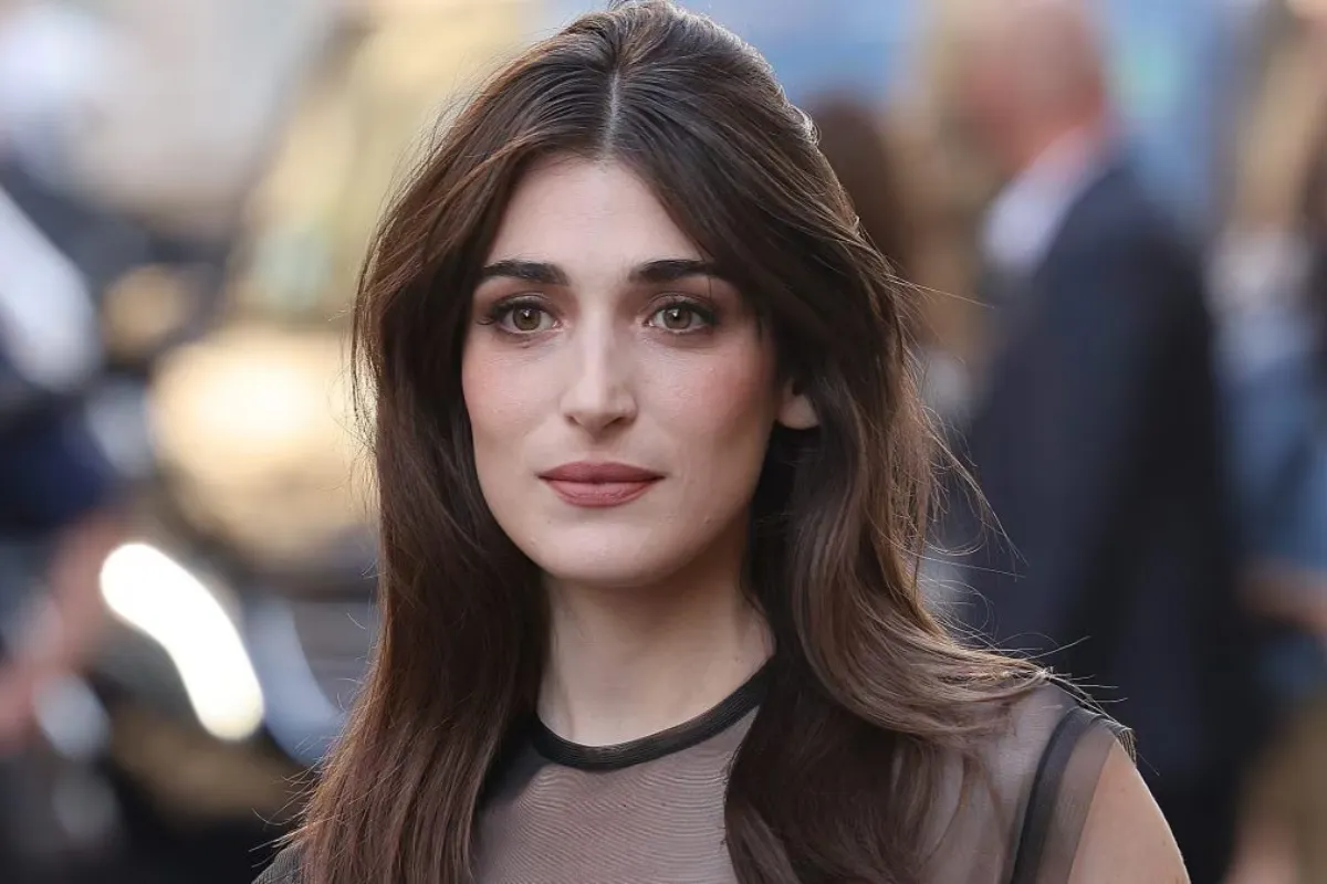 L'attrice Pilar Fogliati fotografata durante un evento pubblico con lo sfondo sfocato.