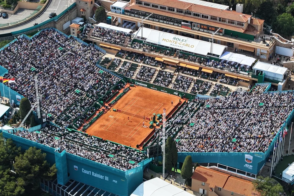 Vista aerea del torneo ATP Monte-Carlo con campo in terra battuta e tribune piene di spettatori