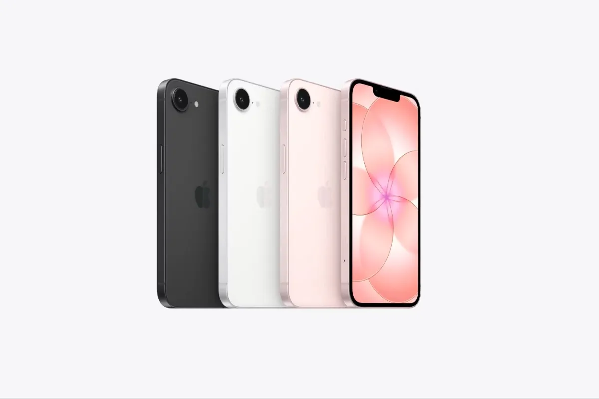 iPhone 17e Apple disponibile nei colori nero, bianco e rosa con design sottile, fotocamera singola posteriore e display full screen con notch frontale.
