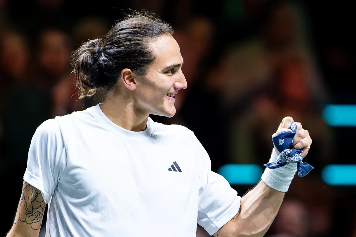 Mattia Bellucci in campo durante match di tennis con maglietta bianca e fascia al polso
