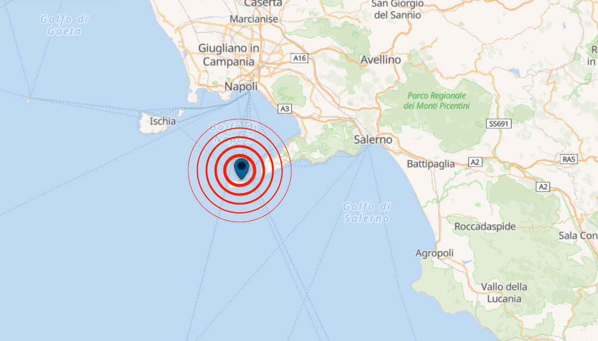 Mapa del sur de Italia que muestra el epicentro de un terremoto en el Golfo de Nápoles, cerca de la isla de Ischia, con círculos rojos que indican la zona de impacto sísmico.