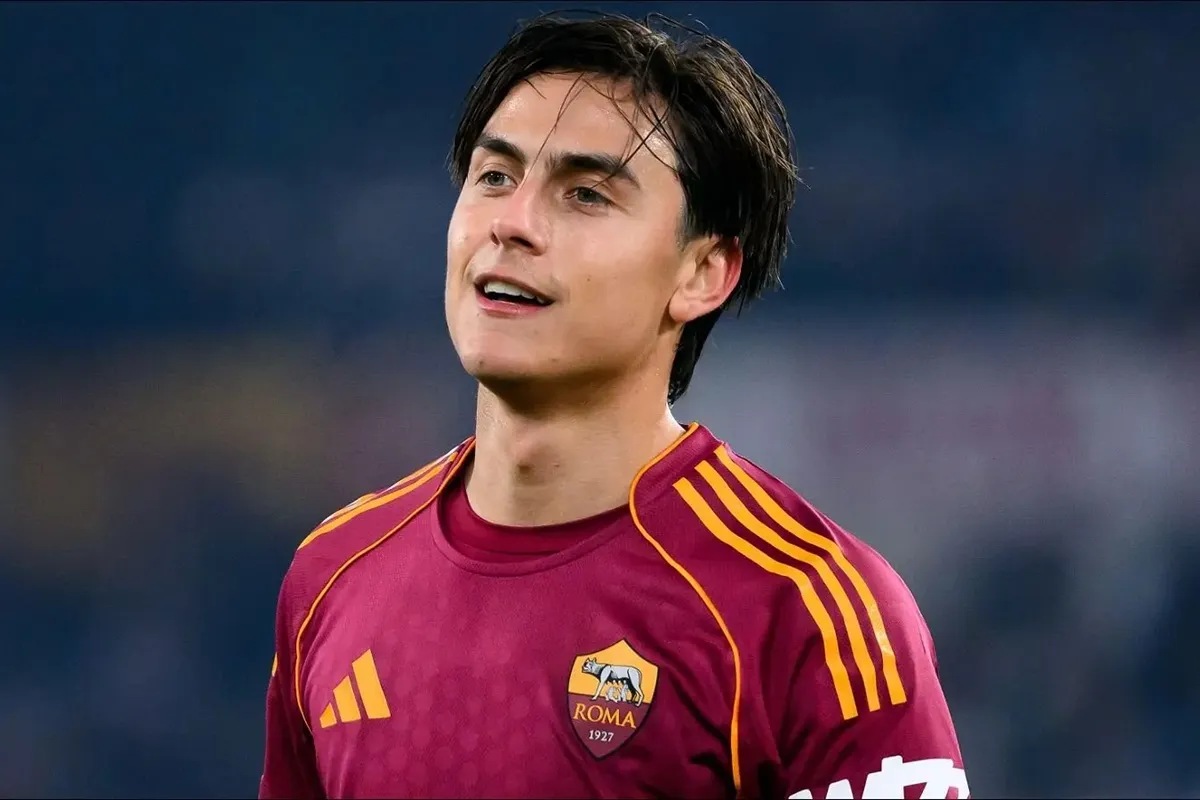 Paulo Dybala con la maglia della Roma guarda in avanti durante una partita di calcio