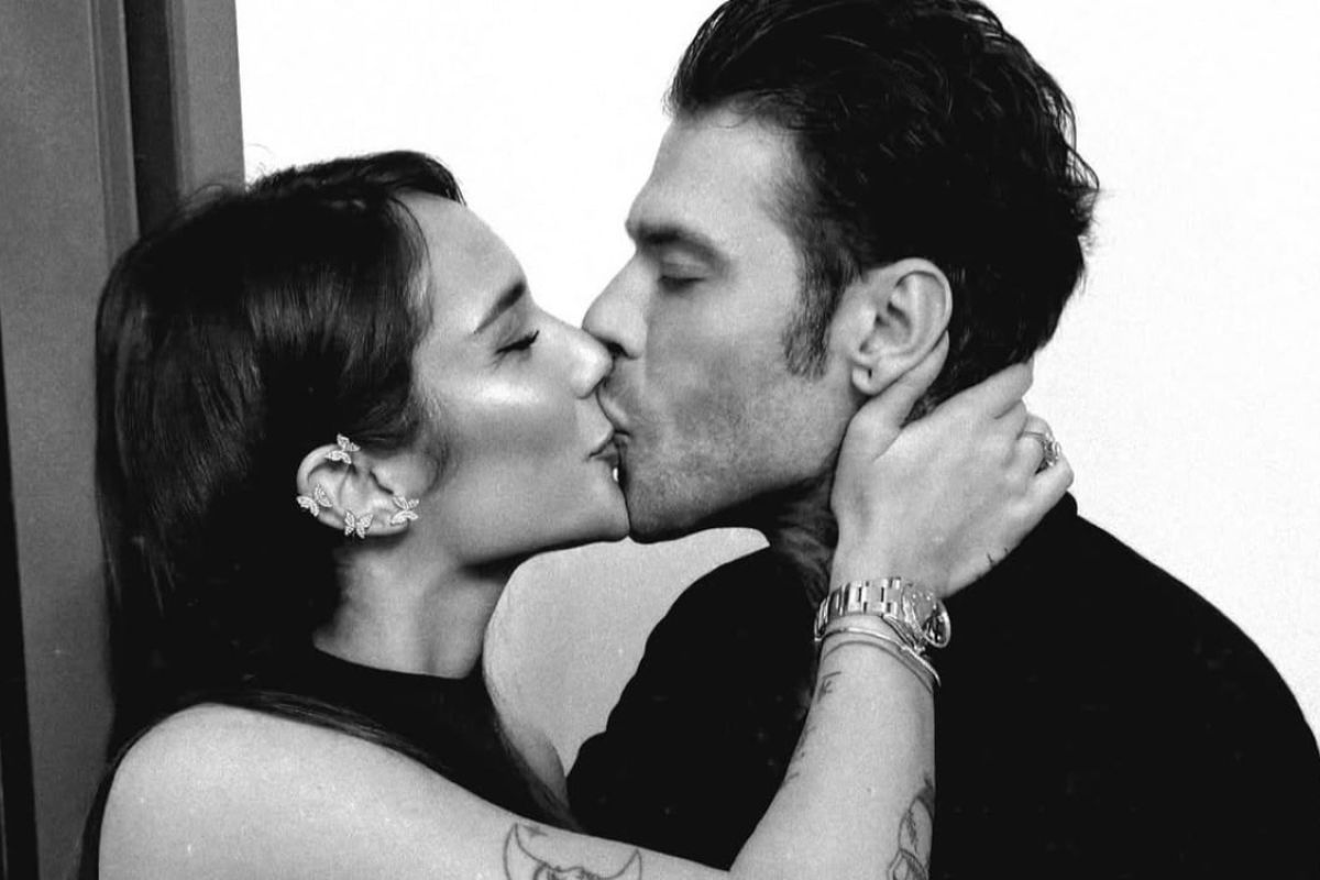 Coppia che si scambia un bacio romantico in primo piano, fotografia in bianco e nero con espressione di affetto