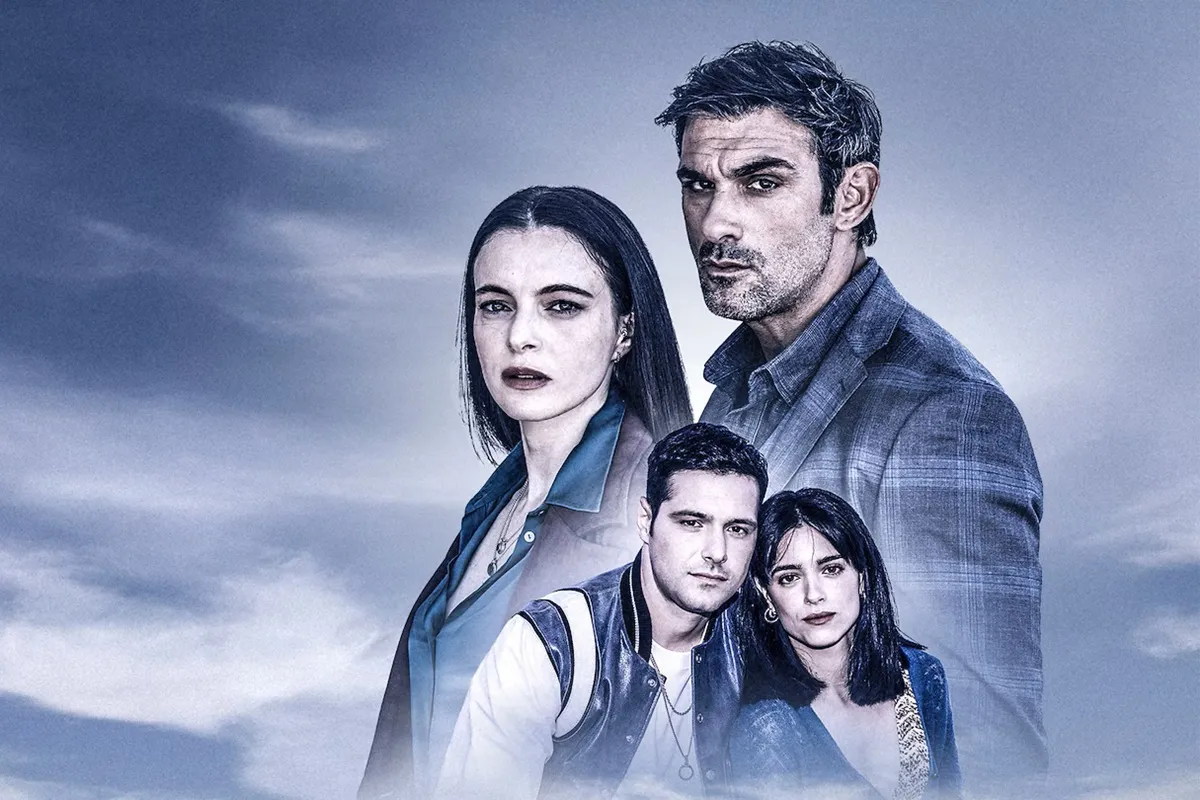 Quattro personaggi principali della serie La Buona Stella posano in un’immagine promozionale con espressioni intense