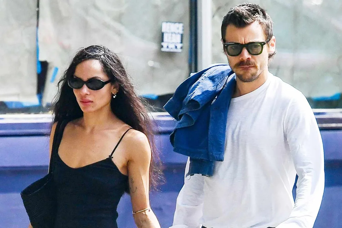 Uomo e donna con occhiali da sole camminano insieme in città con outfit casual eleganti