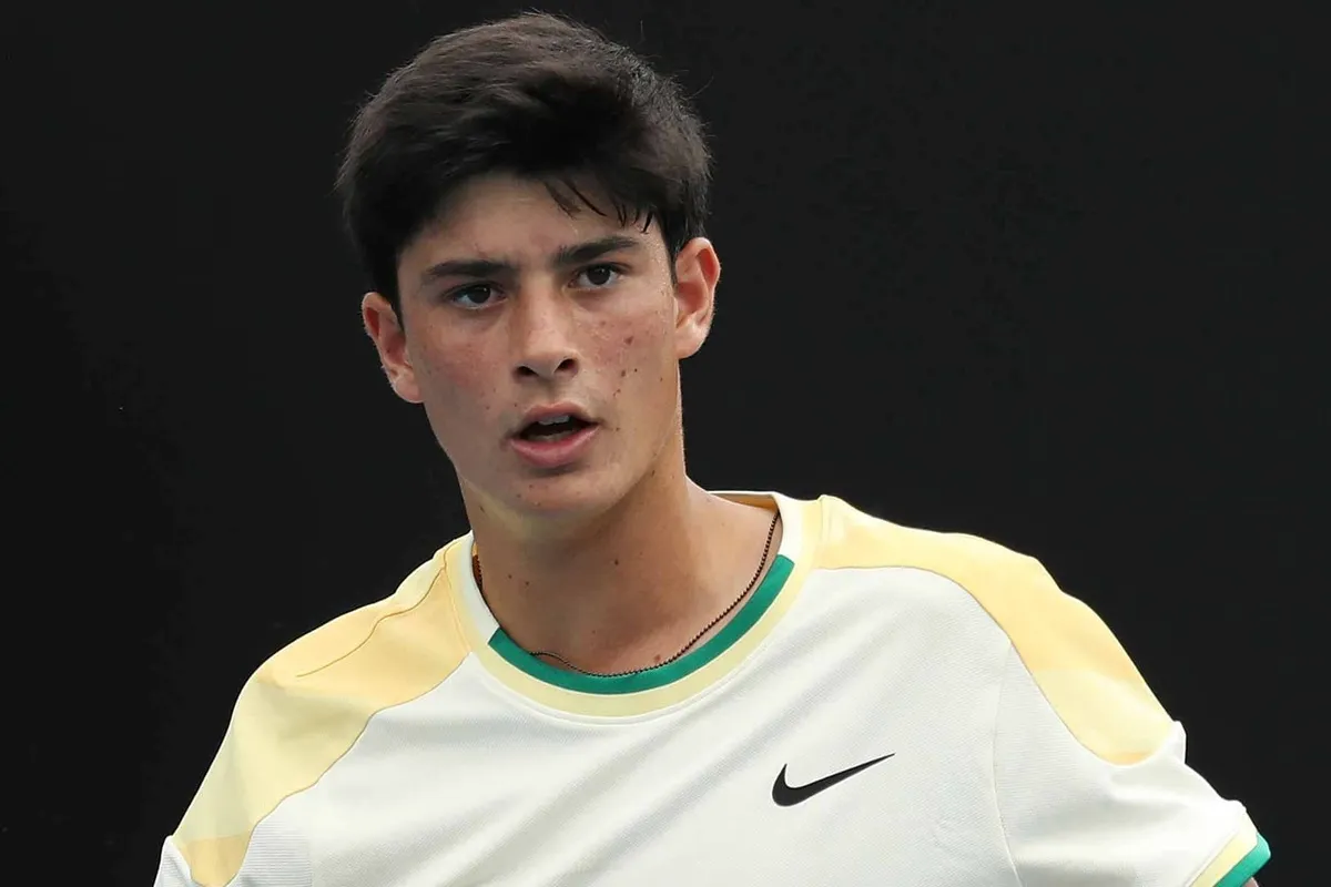 Tennista giovane in primo piano durante una partita di tennis in un torneo professionale